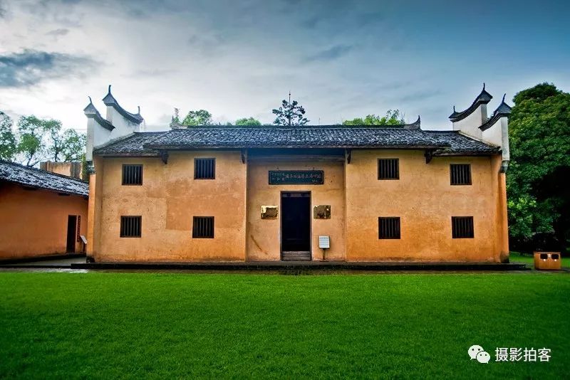 叶坪红色旅游景区位于瑞金市叶坪乡叶坪村,距瑞金市中心区6公里,在