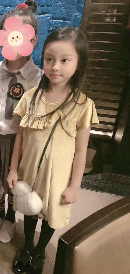 李小璐带女儿聚会 6岁甜馨长发披肩很乖巧