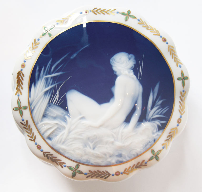 法国利摩日坐女装饰盖瓷罐