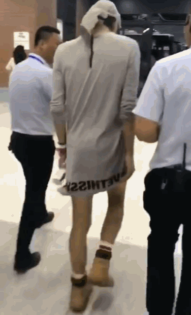 46岁朴树罕露面，突破自我穿超短裙裤，网友：身材像女团成员