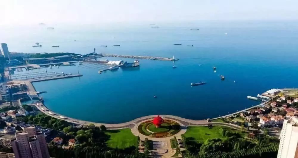 一个月前,山东省政府常务会议也研究了加快胶东半岛一体化发展的议题