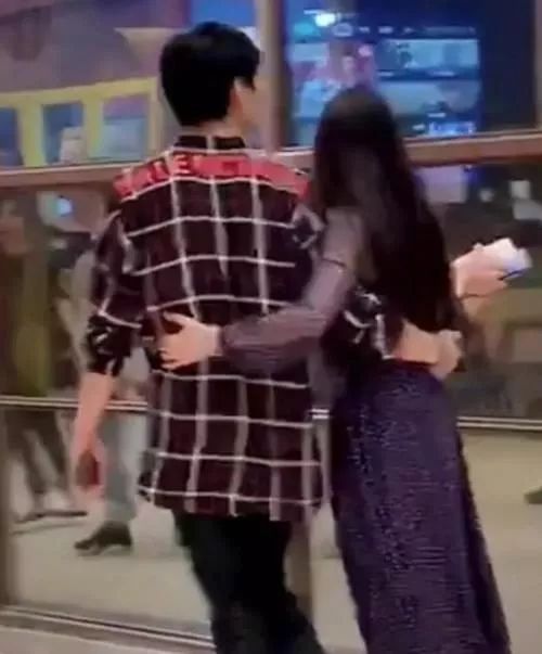 「不八卦会死星人」刚结婚就冷暴力？郭碧婷车内大哭，向佐黑脸不理睬