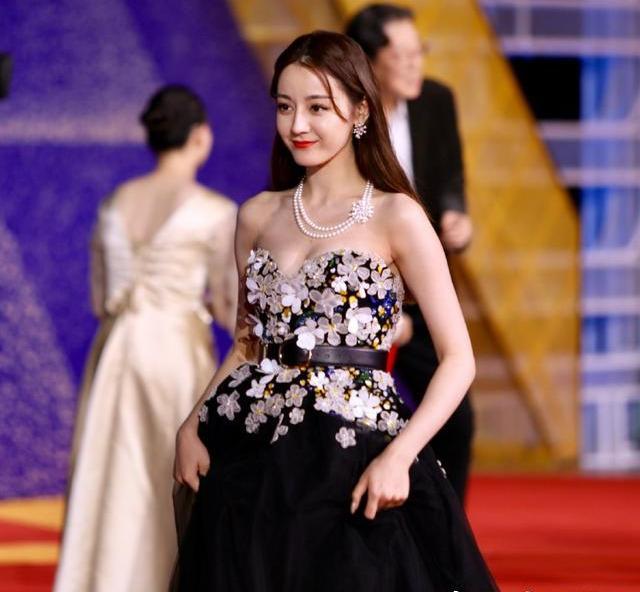 迪丽热巴金鸡红毯丢失一只耳环？被曝价值几十万编辑：奇趣网发布：2019-11-24 01:01:11