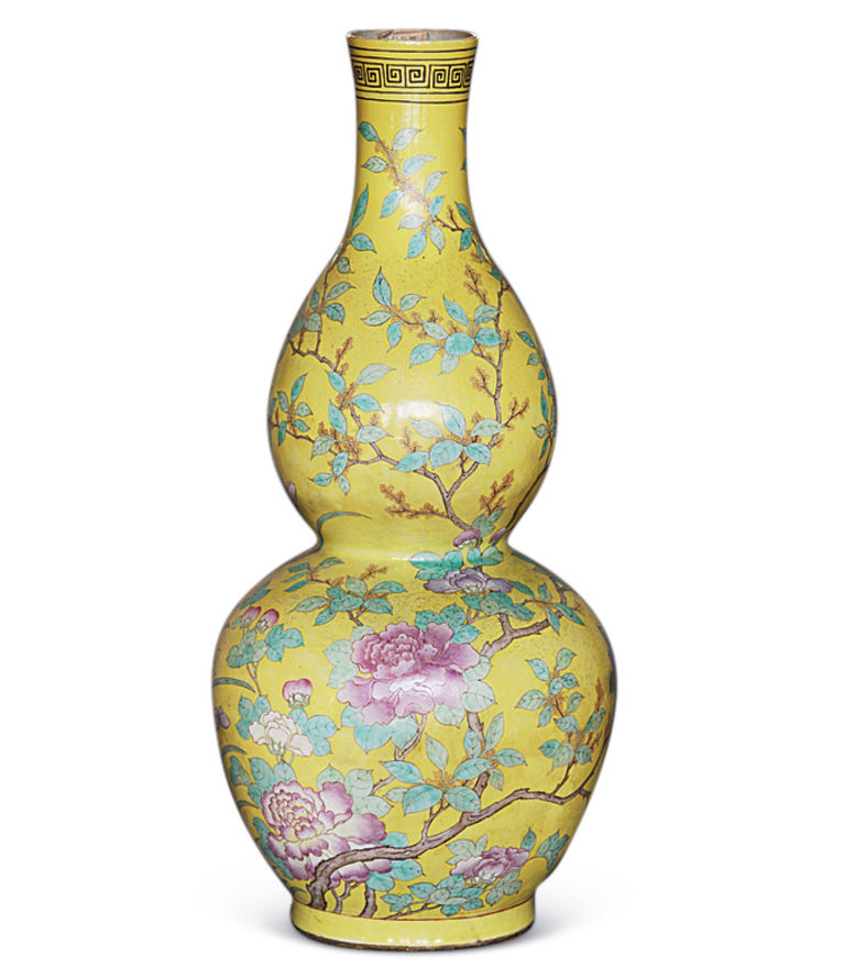 清同治 永庆长春款黄地粉彩花卉葫芦瓶