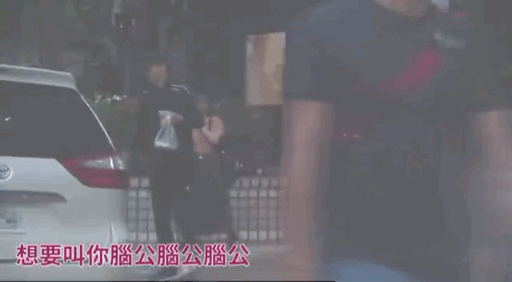 林志玲夫妇穿情侣装合体露面，AKIRA腿受伤仍接送老婆很体贴
