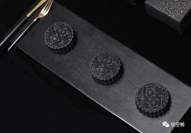 他把漫天星辰，装进月饼礼盒里