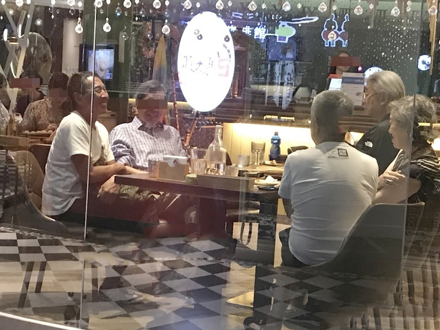 钮承泽性侵丑闻风波后爆肥现身，挺酒肚做鬼脸心情放松