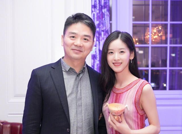 刘强东章泽天风波后同框：他们要是离婚了，我就再也不相信钱了