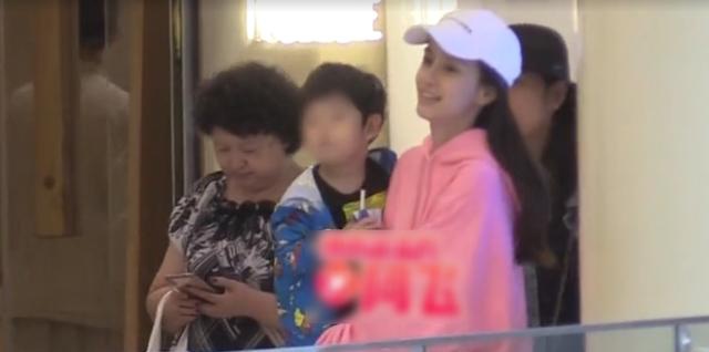 baby妈妈力超强！录音棚工作婆婆儿子探班，单手抱起2岁海绵