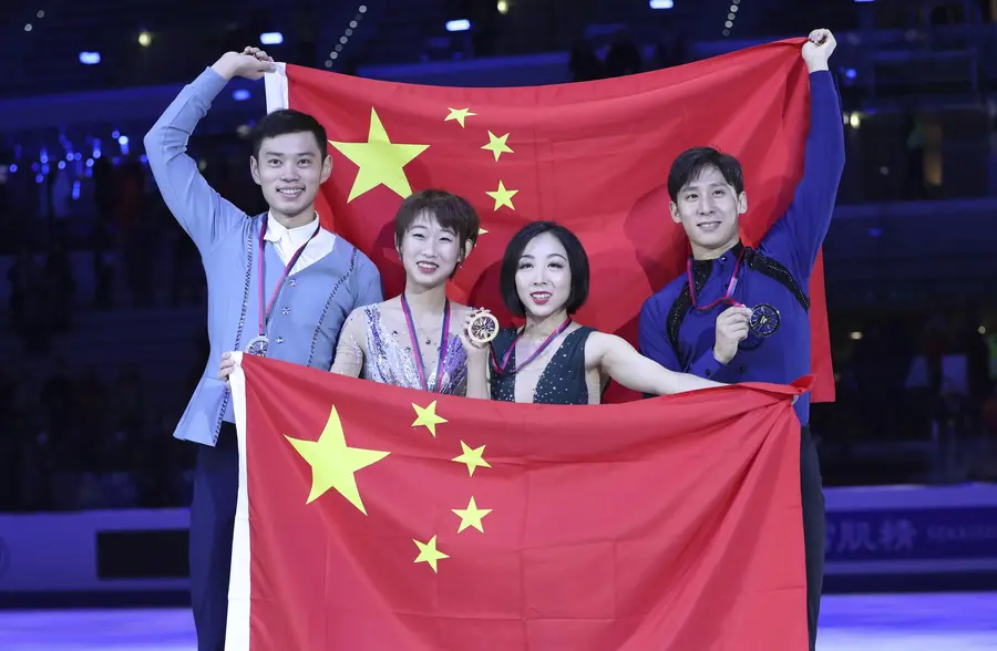 视频｜大奖赛总决赛：中国选手包揽双人滑金银牌