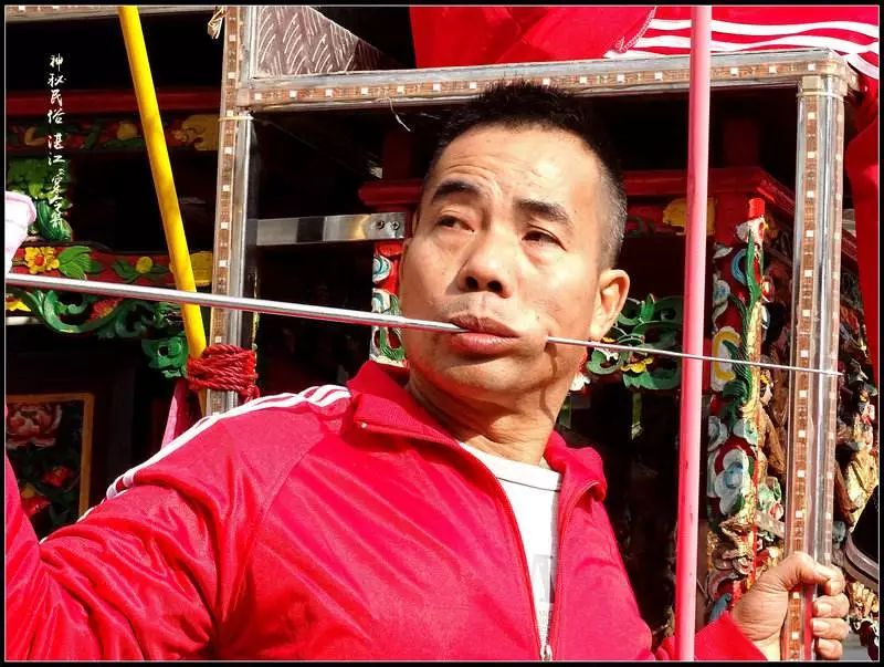 这可不是拍电视剧 而是真刀真枪的现场 据一些参加过穿令的村民说