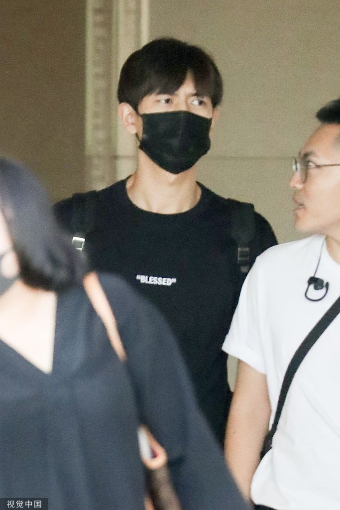 [娱乐星动]你的“现男友”！李现全黑look酷劲十足 乖巧挥手显反差萌