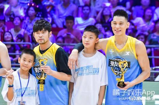 球场上厮杀攻防，球场下为爱助攻