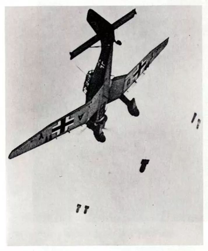 正在俯冲投弹的ju 87"斯图卡"俯冲轰炸机