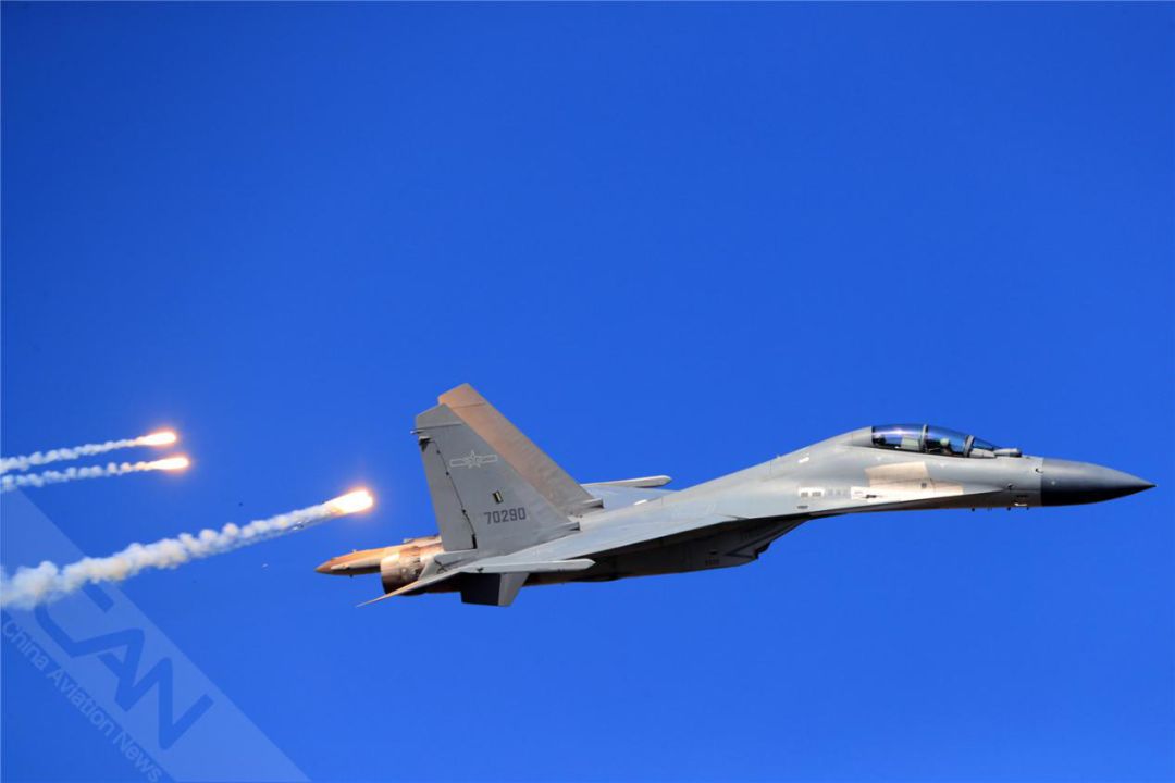 歼20首次展翅航空开放活动,为中国空军庆生