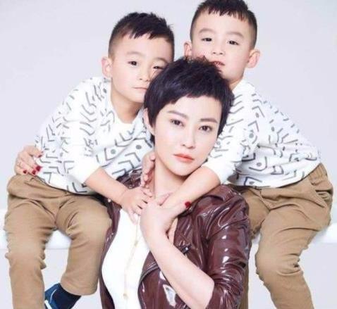 「一床情书」郝蕾再次离婚，跟她同龄的刘涛秦海璐成了赢家，薛佳凝还单身