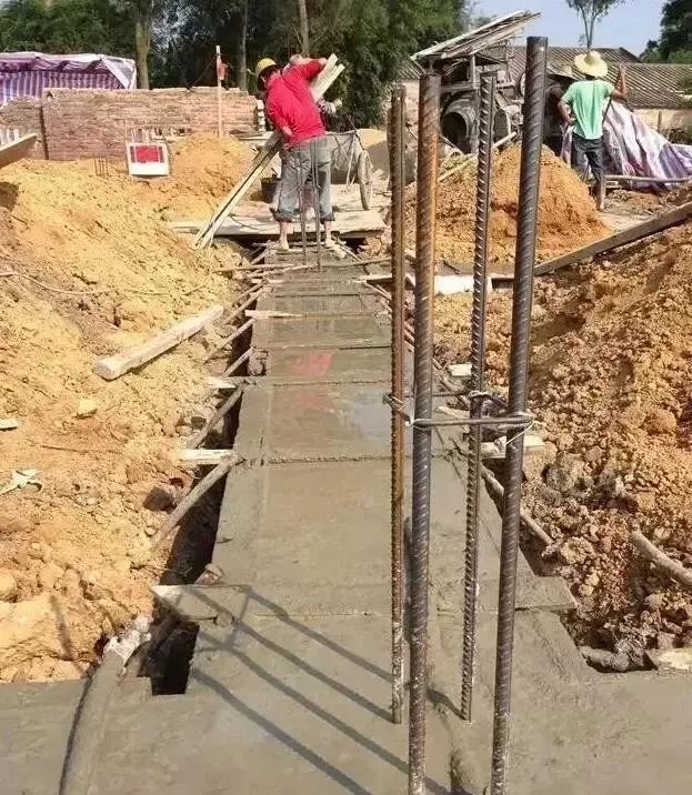 这栋别墅的基础构造,呈放脚式的台阶基础,基础底层素混凝土尺寸分别