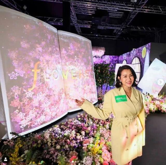 胡杏儿带闺蜜去看演唱会 甜晒大卡钻戒戴奢华耳环