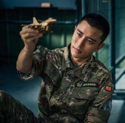 [一床情书]人生赢家！吴京张译杜江领跑国庆档，严屹宽贾乃亮则点燃十月荧屏