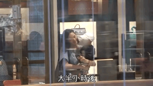 余文乐娶了什么神仙老婆！王棠云逛街完全不看奢侈品只顾跟儿子玩