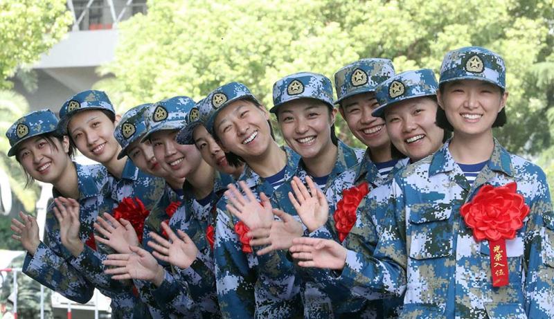 9月19日,上海市举行欢送新兵大会.这是到东海舰队服役的女大学生新兵.
