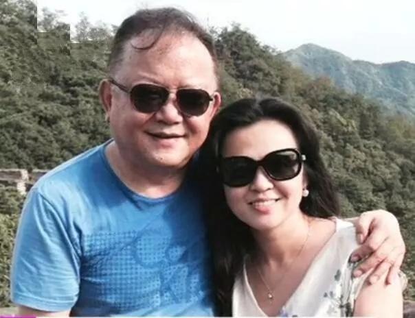 不敢老！王刚60岁娶娇妻生幼子，为养儿录制节目至凌晨四点