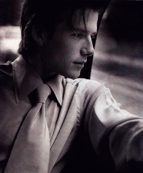 很多人只记得贝克汉姆取得的成就,却忘了他年轻时的盛世美颜