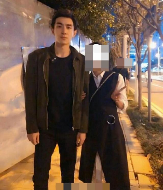 林更新居然瘦成这样了!宽肩细腰大长腿,跟加了特效似的