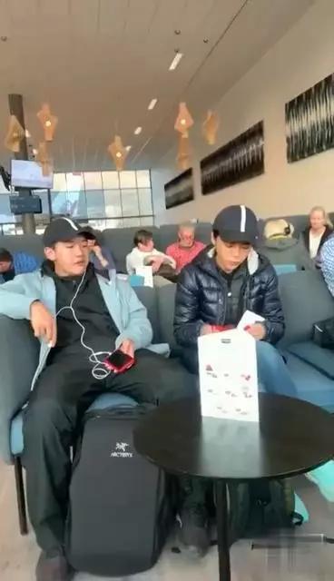 偶遇朱迅一家出国度假，15岁儿子罕见露面很帅气，王志老了很多