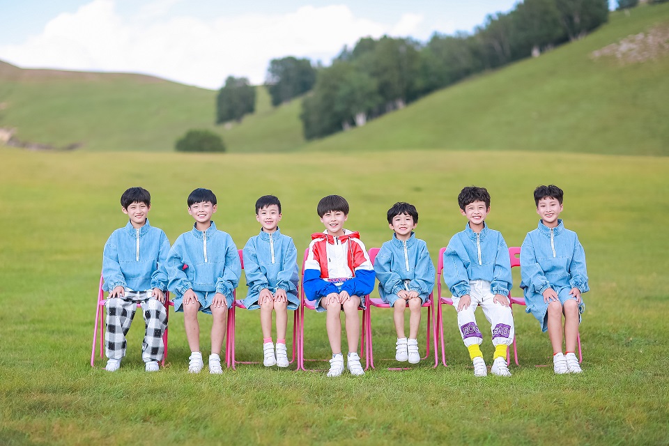 优秀少年团受出席中国青少年文化艺术嘉年华白衣少年吸睛无数
