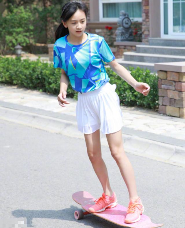 田亮女儿近照11岁身高飙升到了170cm高颜值大长腿太惊艳