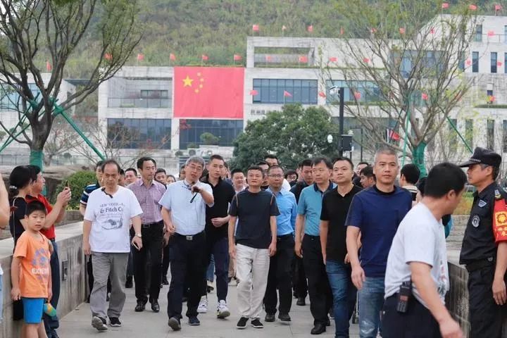 [钱江晚报]马云国庆假期打卡网红博物馆，刚现身就被瞬间包围
