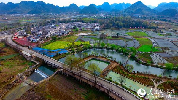 安顺贵烟线平坝路段.卢迪 摄