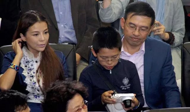 偶遇朱迅一家出国度假，15岁儿子罕见露面很帅气，王志老了很多