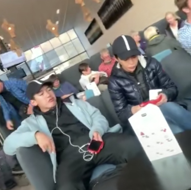 偶遇朱迅一家出国度假，15岁儿子罕见露面很帅气，王志老了很多