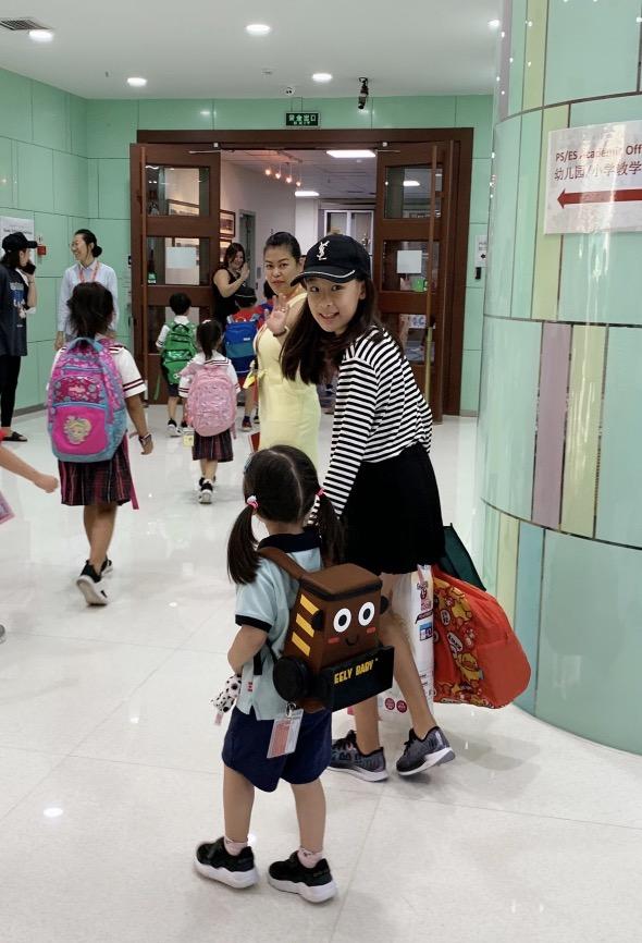 赵文卓12岁大女儿将瑞士留学 送弟弟妹妹开学默默流泪
