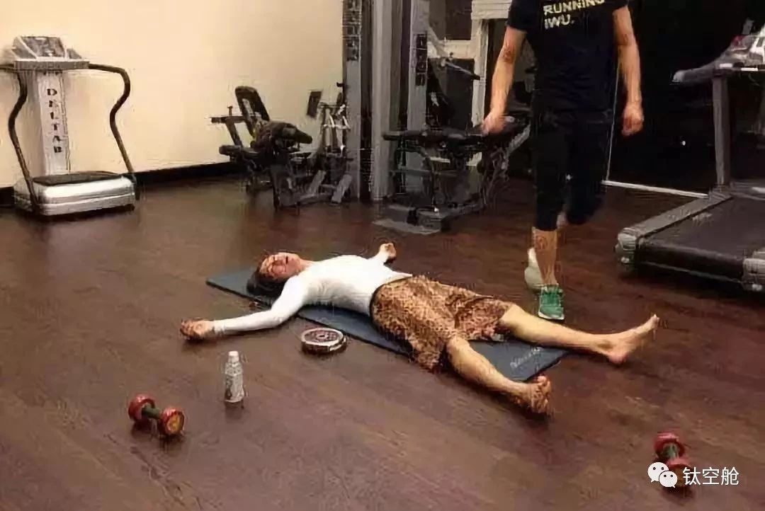 每天滚一滚，轻松滚出八块腹肌和性感人鱼线