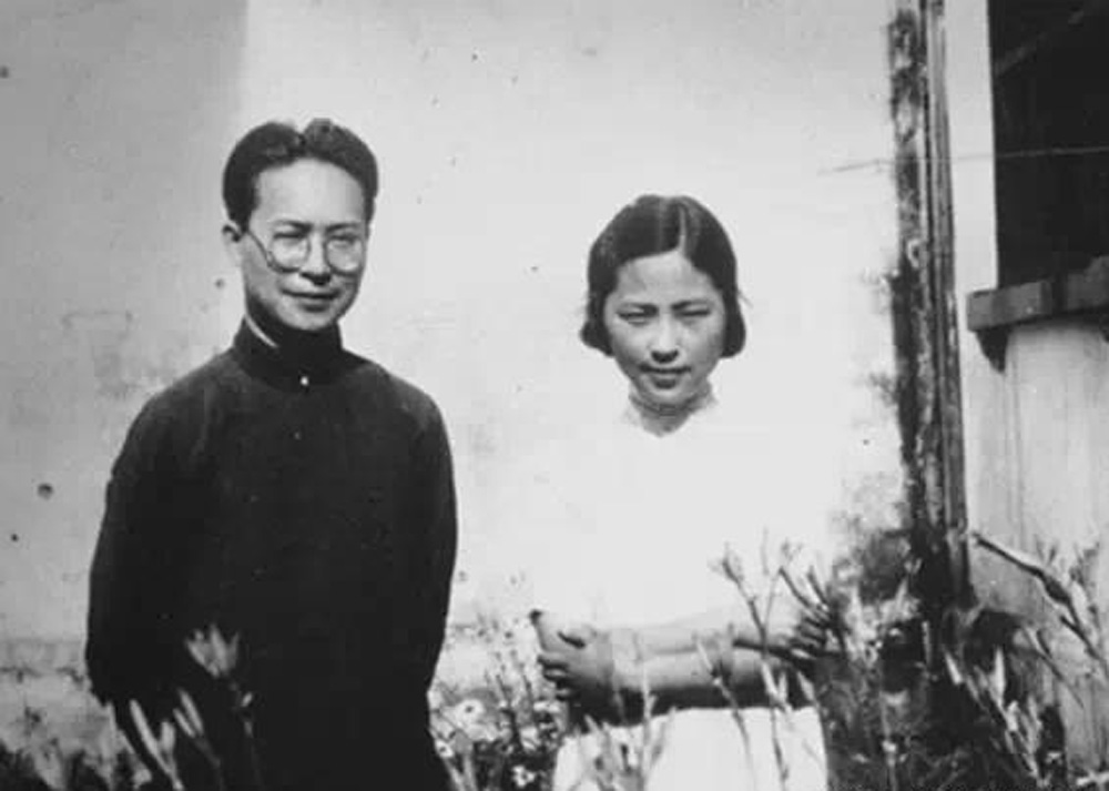 1929年,沈从文吴淞中国公学任教时,爱上了女学生张兆和,在矢志不渝的