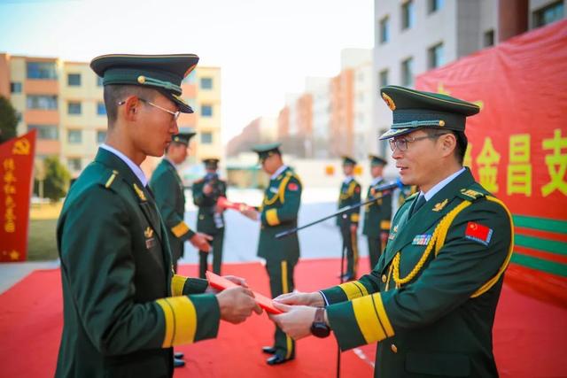 武警甘肃省总队金昌支队邀请军属参加警衔晋升仪式见证荣耀时刻