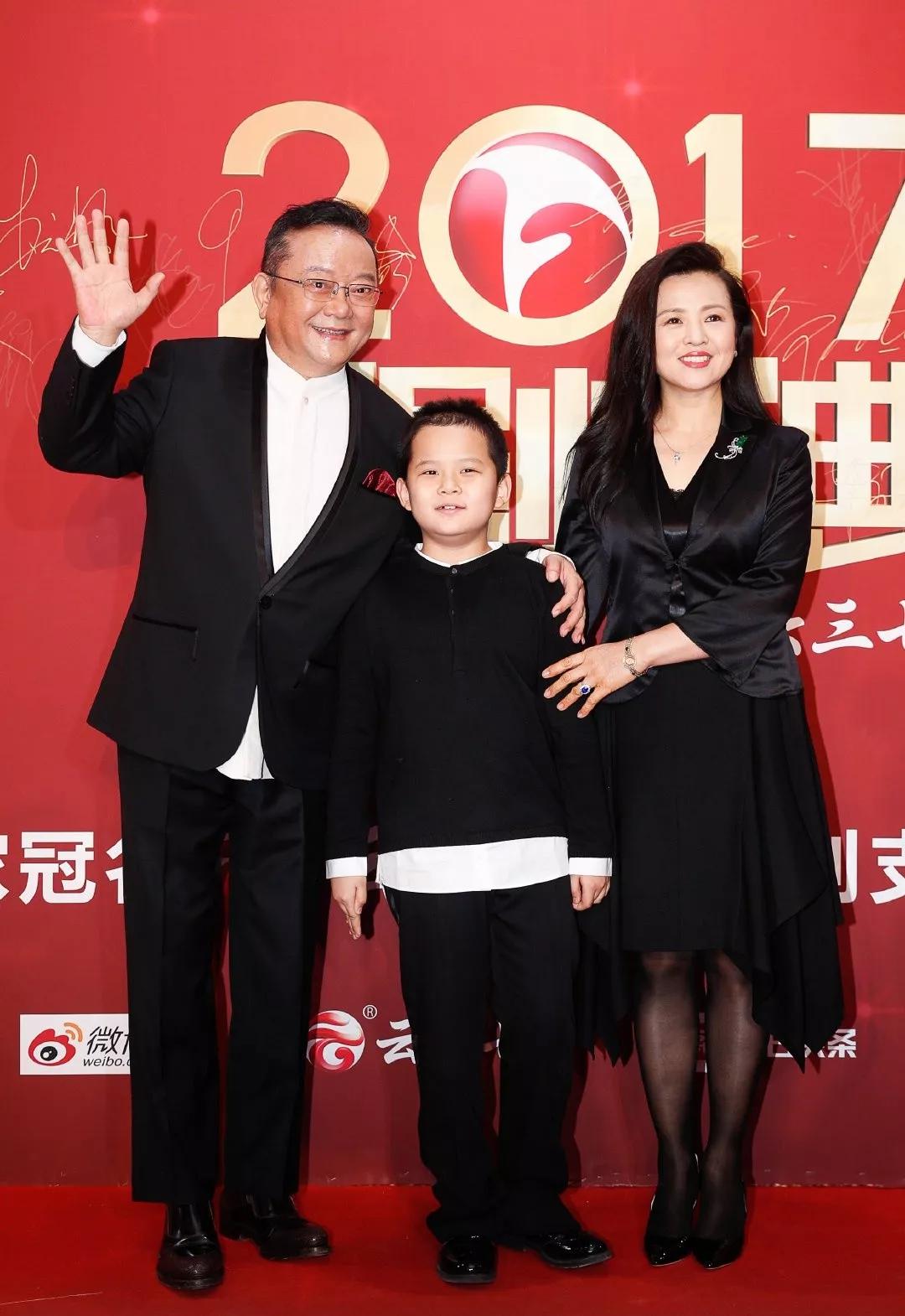 不敢老！王刚60岁娶娇妻生幼子，为养儿录制节目至凌晨四点