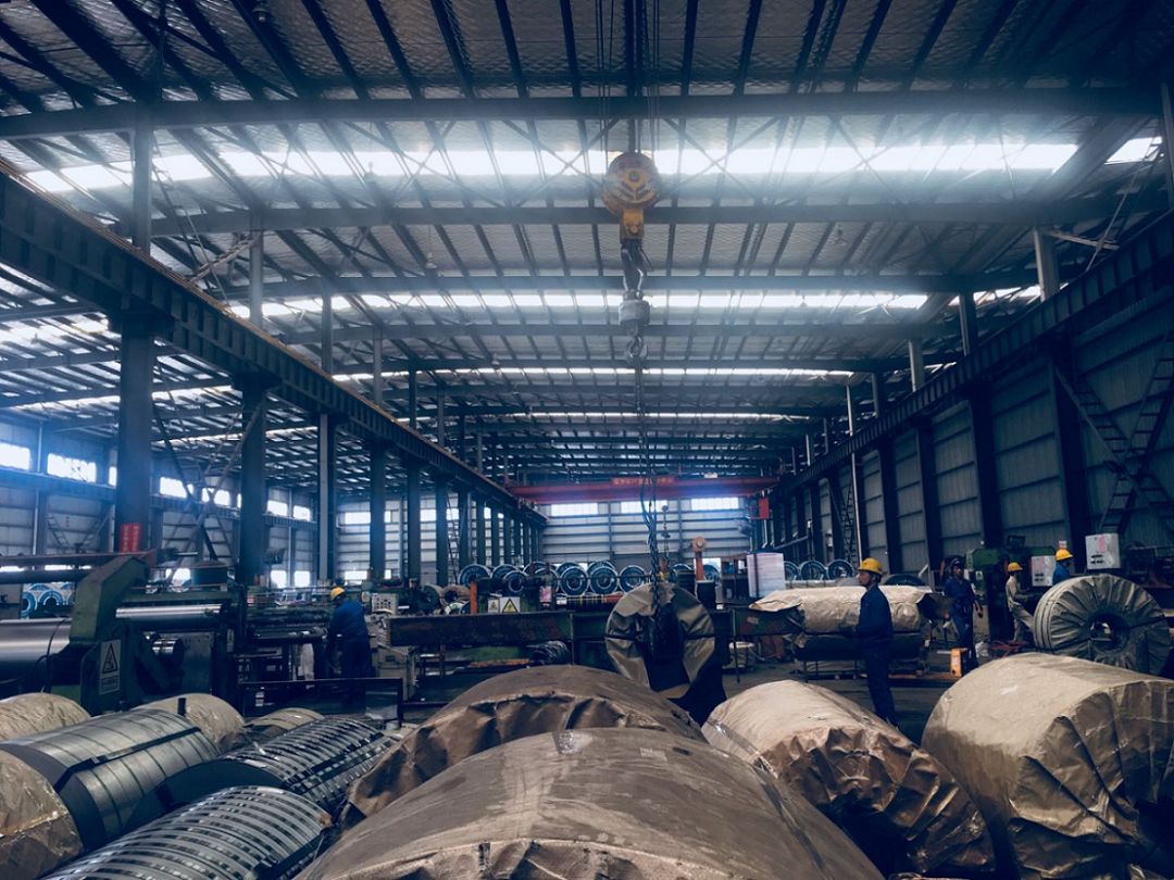 上海的钢材仓储加工厂临近港口,上午客户们忙着处理交易,下午则是仓库