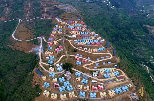 雷波县竹汶水镇新村,村民的新房是彩色的.宋明摄