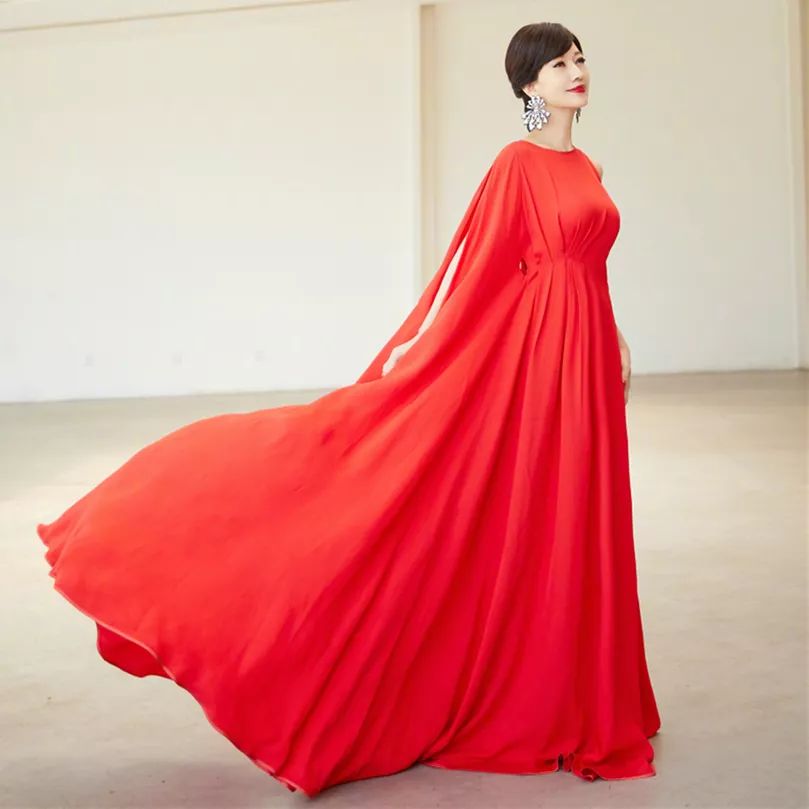 赵雅芝酞会穿中国红！12套造型美若天仙，65岁穿出古典美人韵味