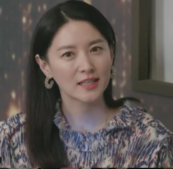 「熊猫娱乐」48岁李英爱晒童年旧照超“冻龄”，嘴角一抹微笑30年未变