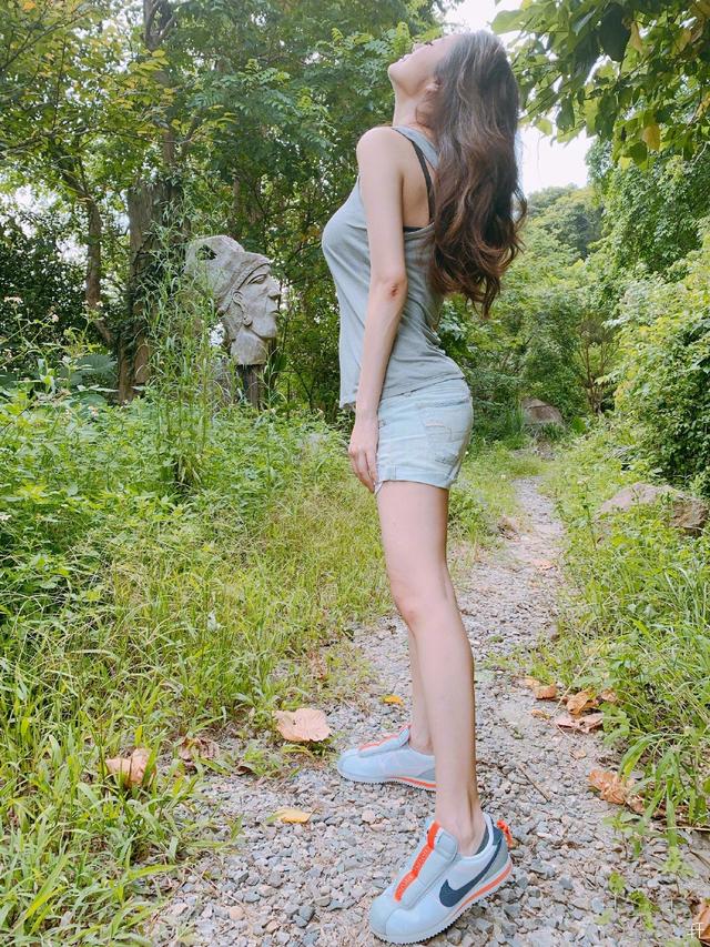 安以轩产后复工晒自拍，身材恢复神速依旧少女