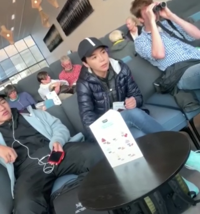偶遇朱迅一家出国度假，15岁儿子罕见露面很帅气，王志老了很多