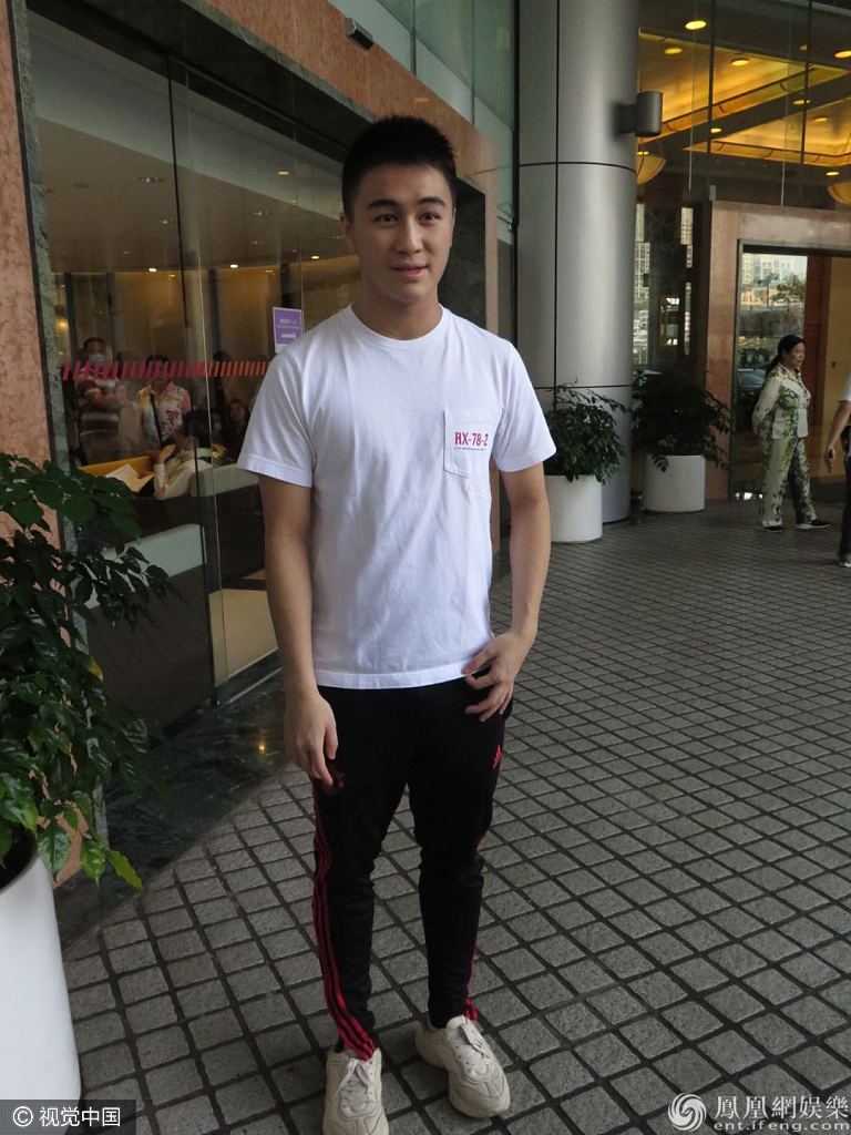 奚梦瑶产子后老公何猷君首度亮相 开心致谢笑称将送老婆大礼