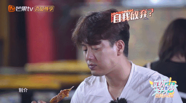 地道的陕西人,凌潇肃在节目中还为我们上演了各种西北美食的正确吃法