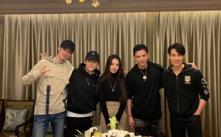 郭碧婷见萧敬腾秒变迷妹，向佐吃醋生无可恋瘫在椅子上