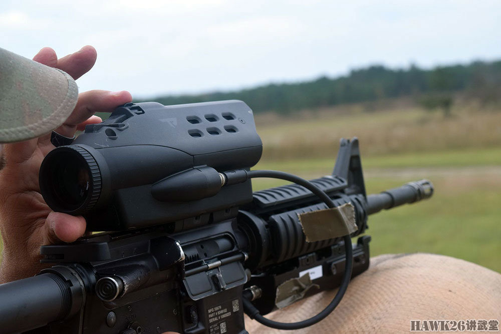 美军测试新型智能瞄准镜 可以测距计算弹道 还能输出视野图像